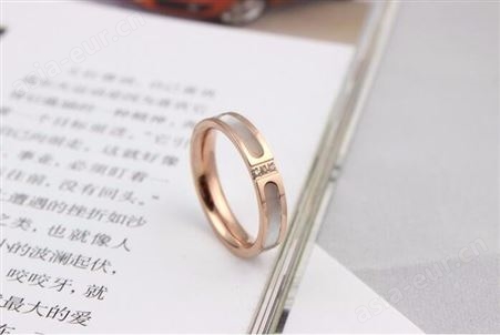 今泊二丨专业厂家生产镶贝壳镶钻18K玫瑰金色钛钢情侣戒指对戒 时尚对戒
